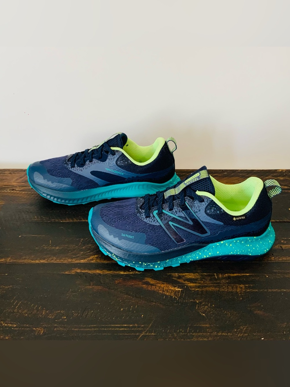 Women’s New Balance DynaSoft Nitrel v5 GORE-TEX sneakers in the Navy/Teal Sz 9.5